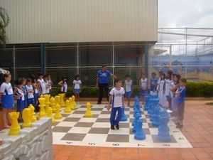 Tabuleiro de xadrez gigante encanta crianças durante Olimpíadas Escolares