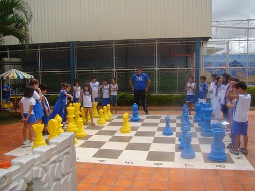 Tabuleiro de xadrez gigante encanta crianças durante Olimpíadas Escolares